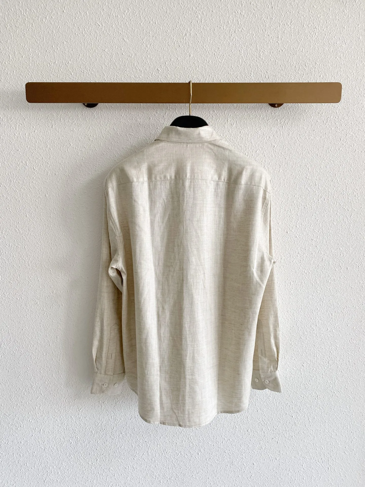 Loro Piana Tencel linen quiet luxury long-sleeved shirt Fabric characteristics: This high-quality fabric is made of Tencel + linen blend. The common ratio is 75% Lyocell Tencel and 25% linen, which takes into account the advantages of the two materials; Linen has its own natural fine texture, breathable and full, and has excellent heat dissipation when worn in spring and summer. It is not easy to sweat and stick to the body in hot weather; Tencel complements the shortcomings of pure linen, which is easy to wrinkle and rough to the touch. The fabric drape is better, feels smooth and soft against the skin, and will not prick the skin; the fabric has a matte high-end texture without dazzling gloss, which is in line with the quiet luxury of old money. Style and details: The collar is neat and standard with a pointed collar, and the collar has been shaped so that it is not easy to fold and collapse in daily life. It is suitable for casual wear with one or two buttons unbuttoned, and can also be neatly matched with a tie for light business scenes; it is loose and slightly dropped at the shoulders, and is very tolerant of body shapes with wide shoulders, slippery shoulders, and fat on the upper body, and the upper body is not tight and loose; The simple single patch pocket on the left chest is an iconic low-key design, which increases practicality without destroying the overall simple look; the cuffs of a regular formal shirt can be rolled up at will to create a casual atmosphere; the arc hem design is suitable for either tucking into the waistband or wearing it outside. Color matching: There are two basic colors in total. Pure white is suitable for bright wearing scenes, and oatmeal color has its own native linen tone, which is more resistant to daily dirt. Sizes:M-4XL